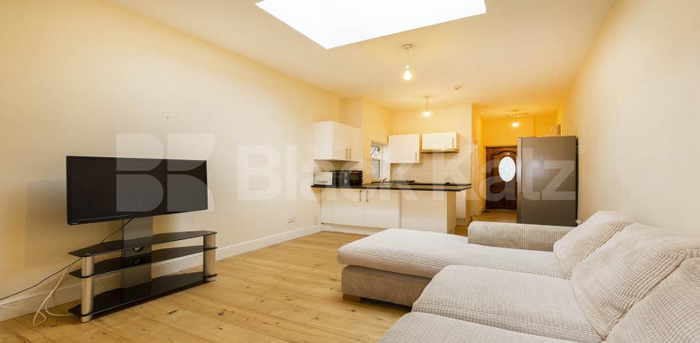 Studio property located within a secure gated development High Street , Hornsey 